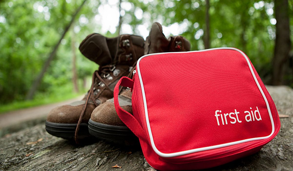 Suprimentos essenciais para embalar em seu kit de primeiros socorros para uma viagem de acampamento