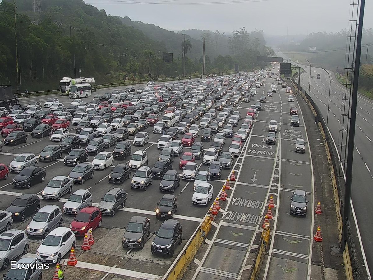Mais de 240 mil veículos já descem ao litoral de SP para feriado prolongado e motoristas enfrentam congestionamento