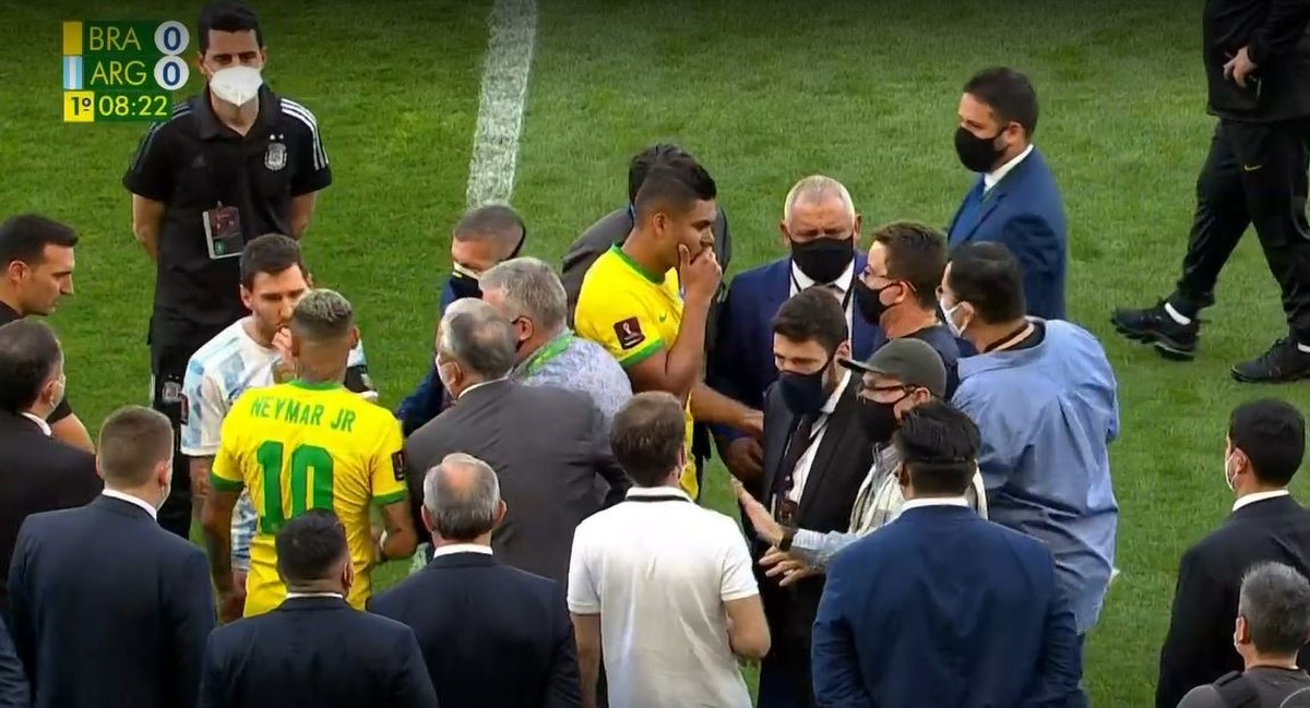 Agentes da PF e da Anvisa entram em campo para buscar jogadores que não cumpriram quarentena e Argentina se retira