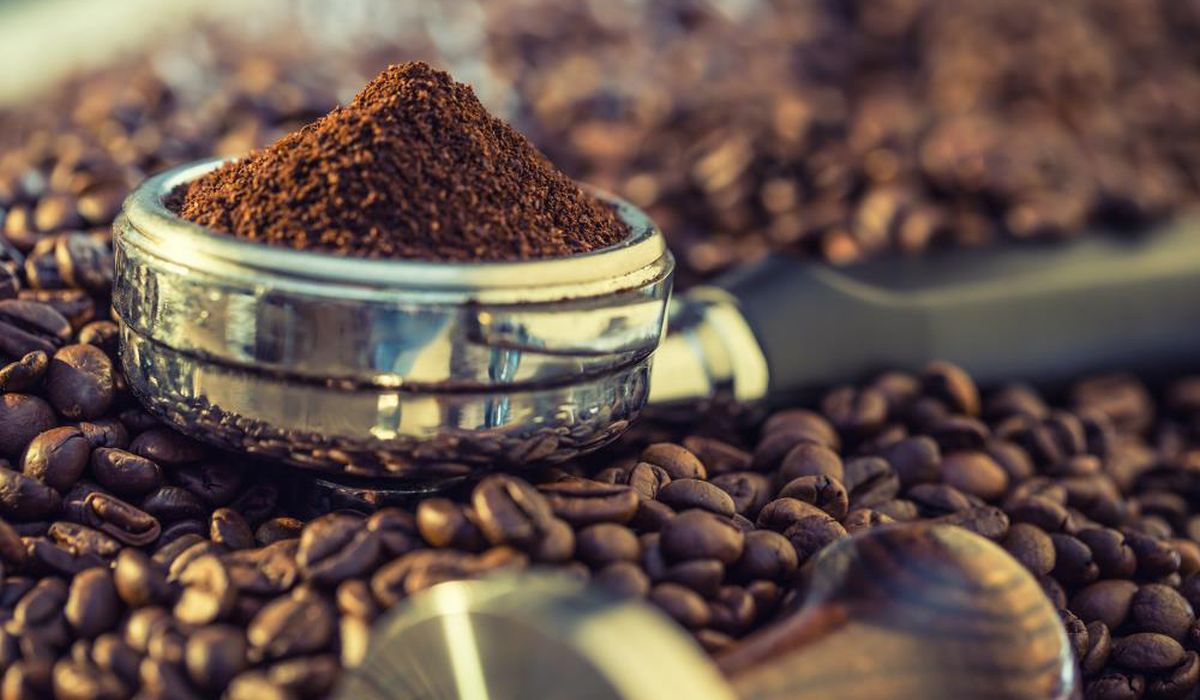 Safra de café no Brasil encolhe devido a secas e geadas, levando à escassez