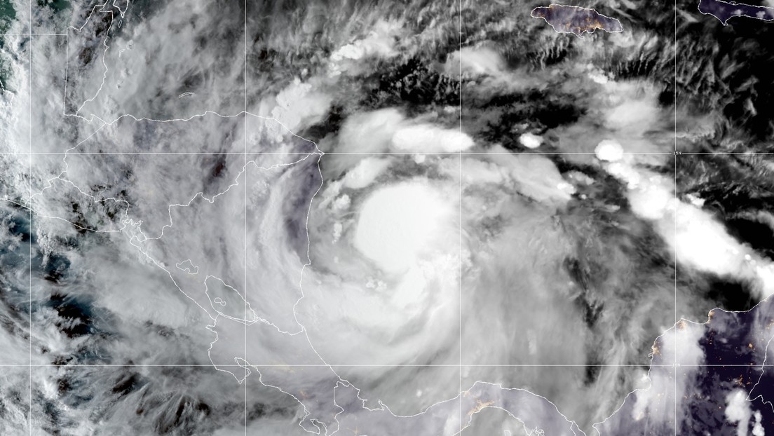 Tempestade tropical Julia se torna furacão ao passar pela Colômbia