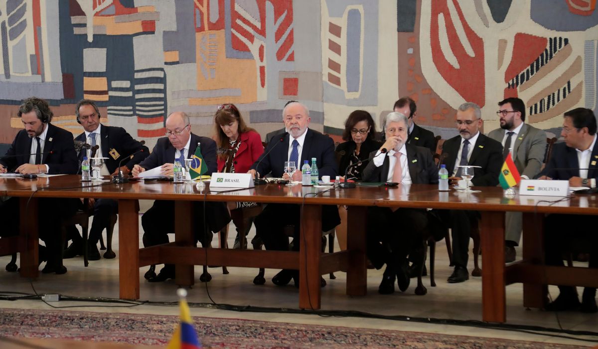 Lula propõe criação de moeda comum para a América do Sul em reunião com presidentes