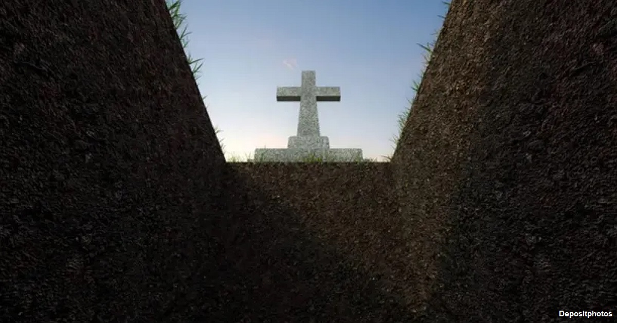 MULHER CHORANDO EM TÚMULO ABERTO - Daniel Masika