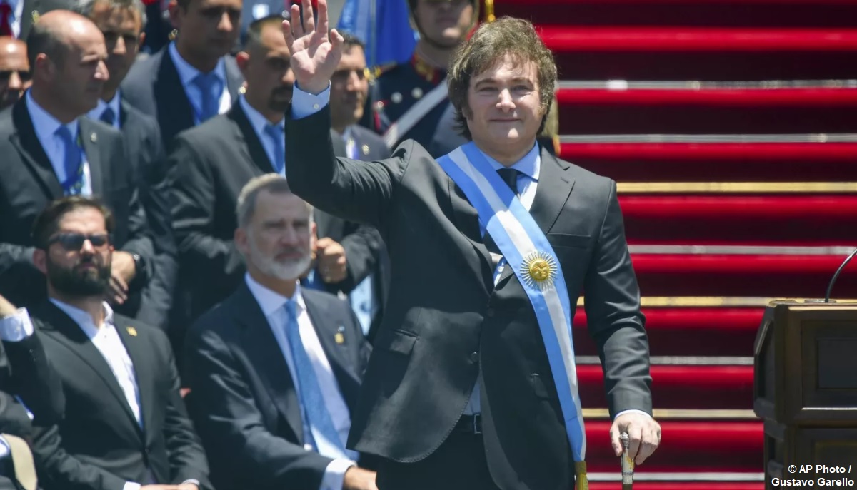 Sob gritos de 'liberdade', Javier Milei é oficialmente o novo presidente da Argentina